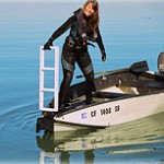 Porta-Deck - Boot Vordeck mit 360 Grad drehbarem Sitz für Angler inkl. zwei Rutenhaltern und einer Bugbefestigung für Elektro-Aussenborder und montierter Badeleiter. Porta-Bote Faltboote Zubehör